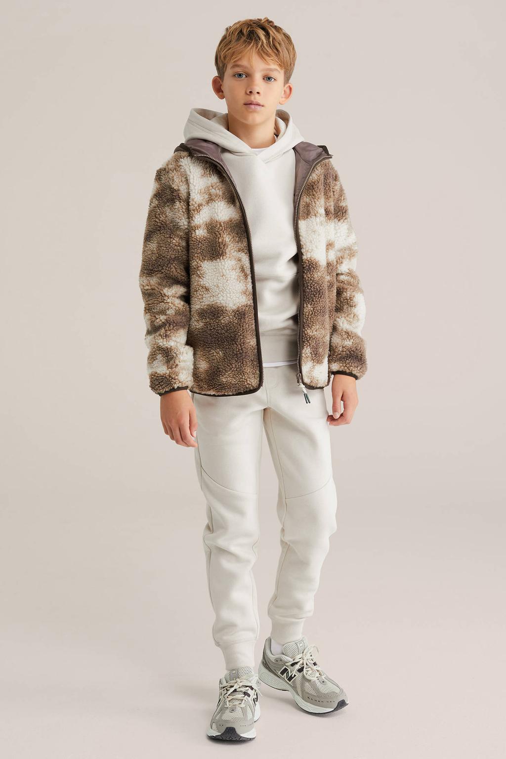 Bruine jongens WE Fashion teddy jas met meerkleurige print, lange mouwen, capuchon en ritssluiting