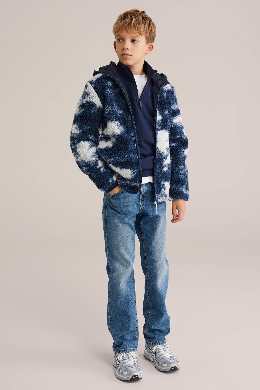 Blauwe jongens WE Fashion teddy jas met meerkleurige print, lange mouwen, capuchon en ritssluiting