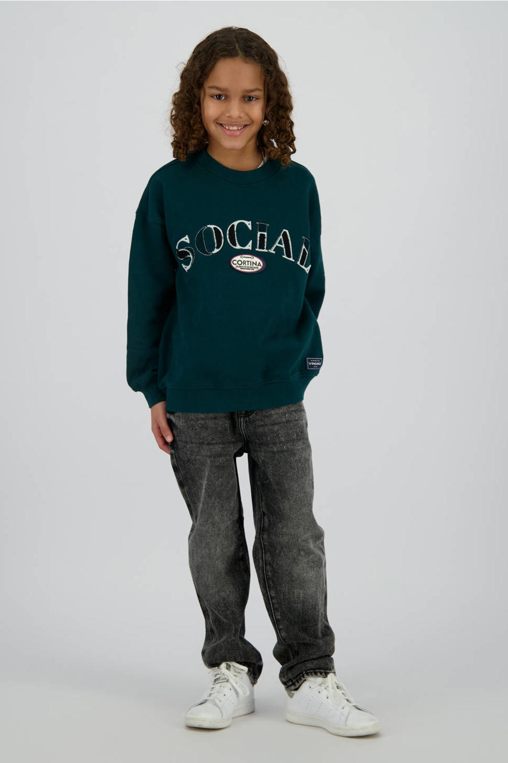 Donkergroene jongens Vingino sweater met tekst print, lange mouwen, ronde hals en geribde boorden
