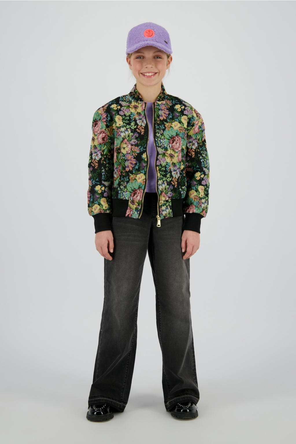 Zwart en multikleurige meisjes Vingino gebloemde jasje voor binnen van polyester met lange mouwen, opstaande kraag en ritssluiting