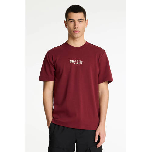 CHASIN' loose T-shirt donkerrood afbeelding