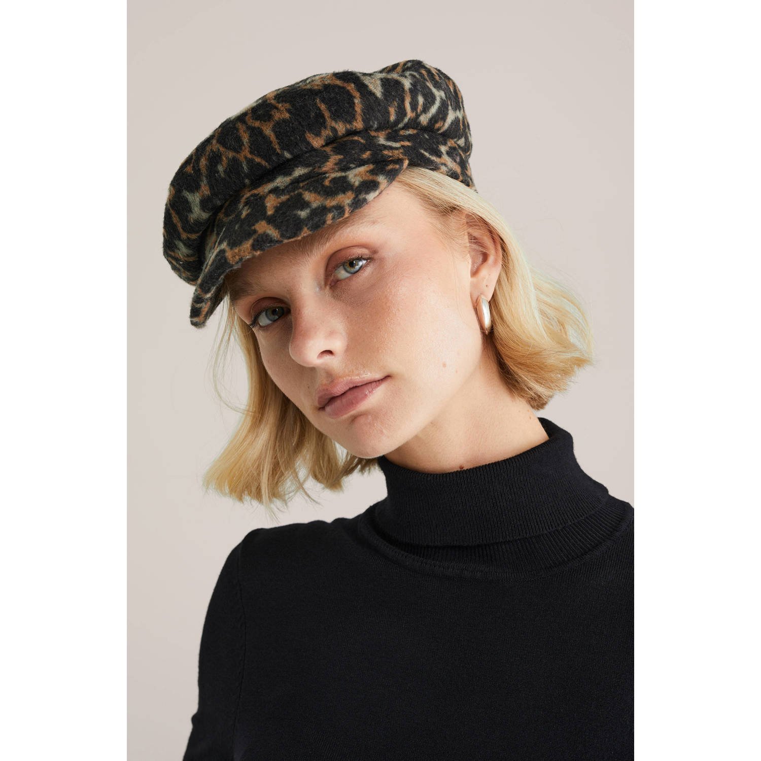 WE Fashion schipperspet met panterprint bruin