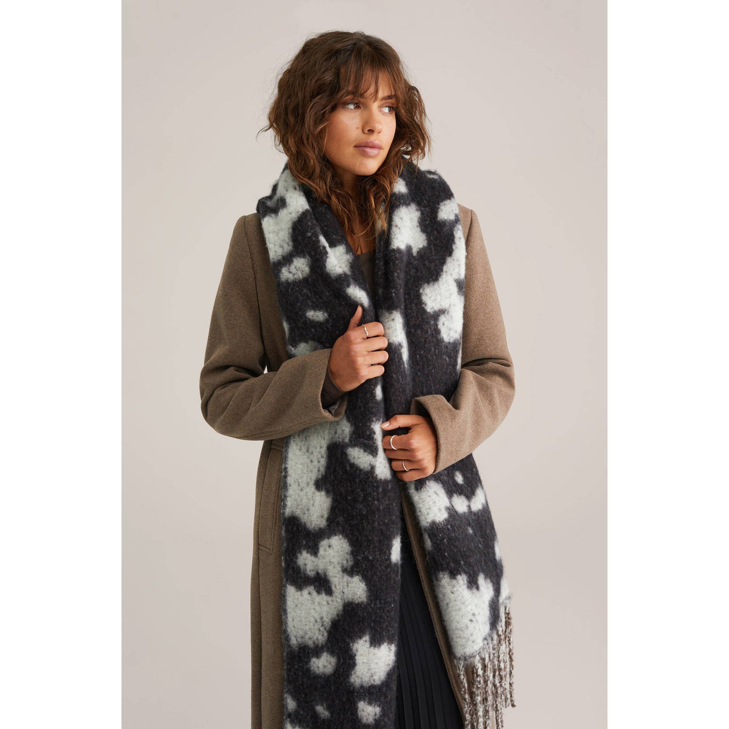 WE Fashion sjaal met koeienprint bruin beige