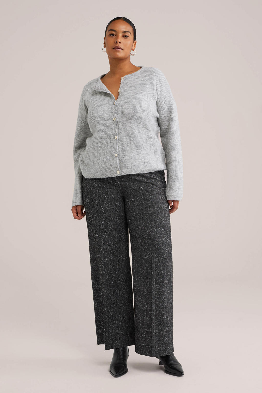 Lichtgrijze dames WE Fashion Curve gebreid vest met effen, lange mouwen, ronde hals en knoopsluiting