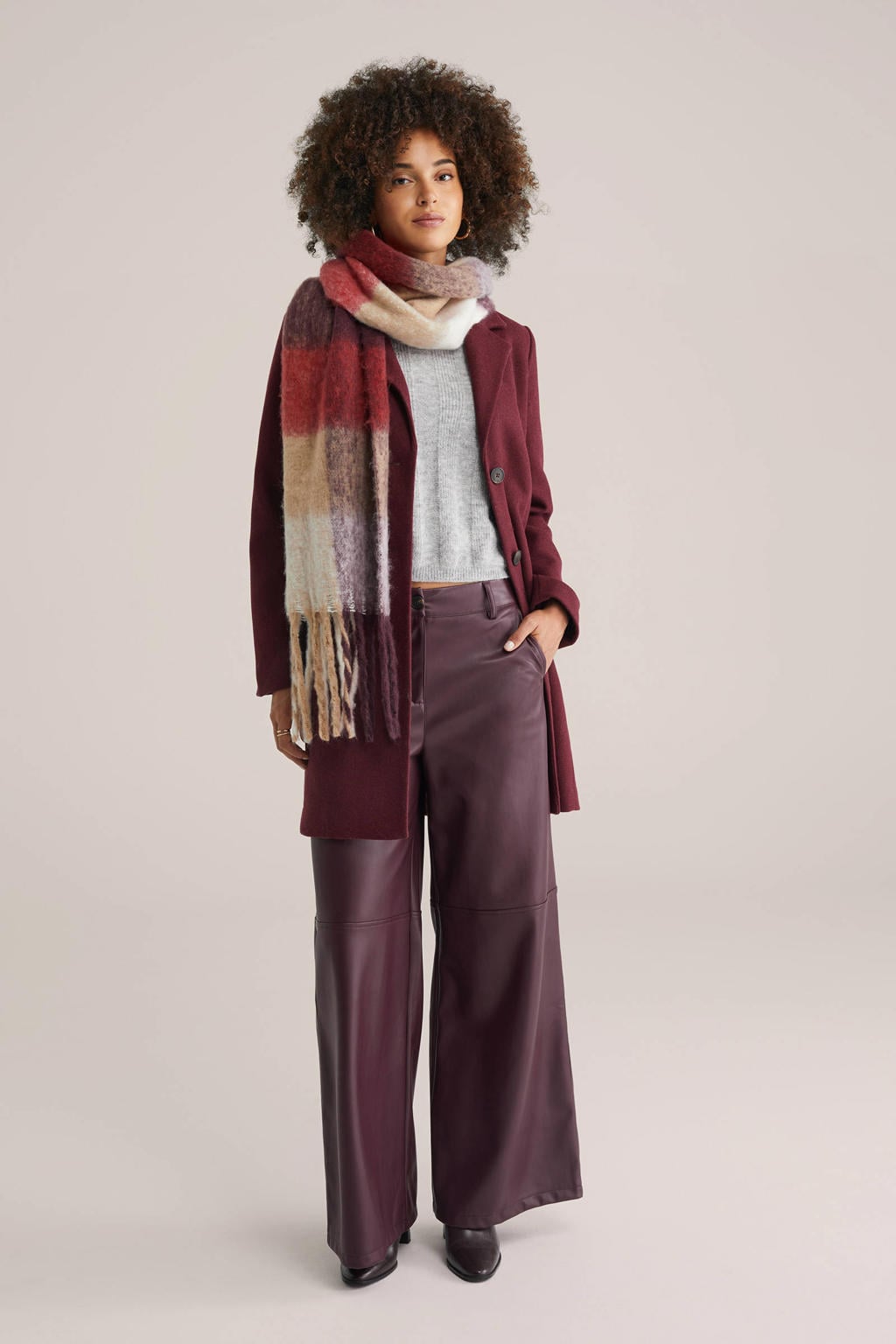 Donkerrode dames WE Fashion imitatieleren regular waist broek met loose fit en rits- en knoopsluiting
