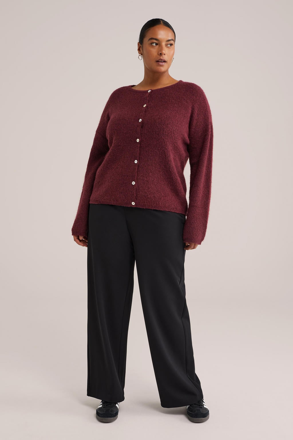 Donkerrode dames WE Fashion Curve gebreid vest met effen, lange mouwen, ronde hals en knoopsluiting