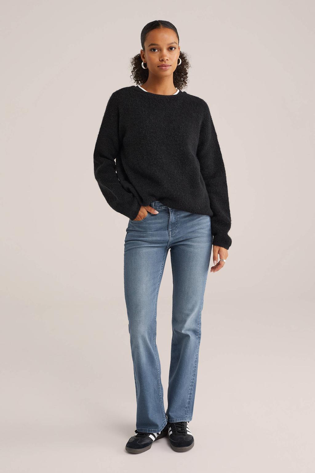 Medium blue denim dames WE Fashion Blue Ridge flared jeans van denim met regular waist, rits- en knoopsluiting en effen
