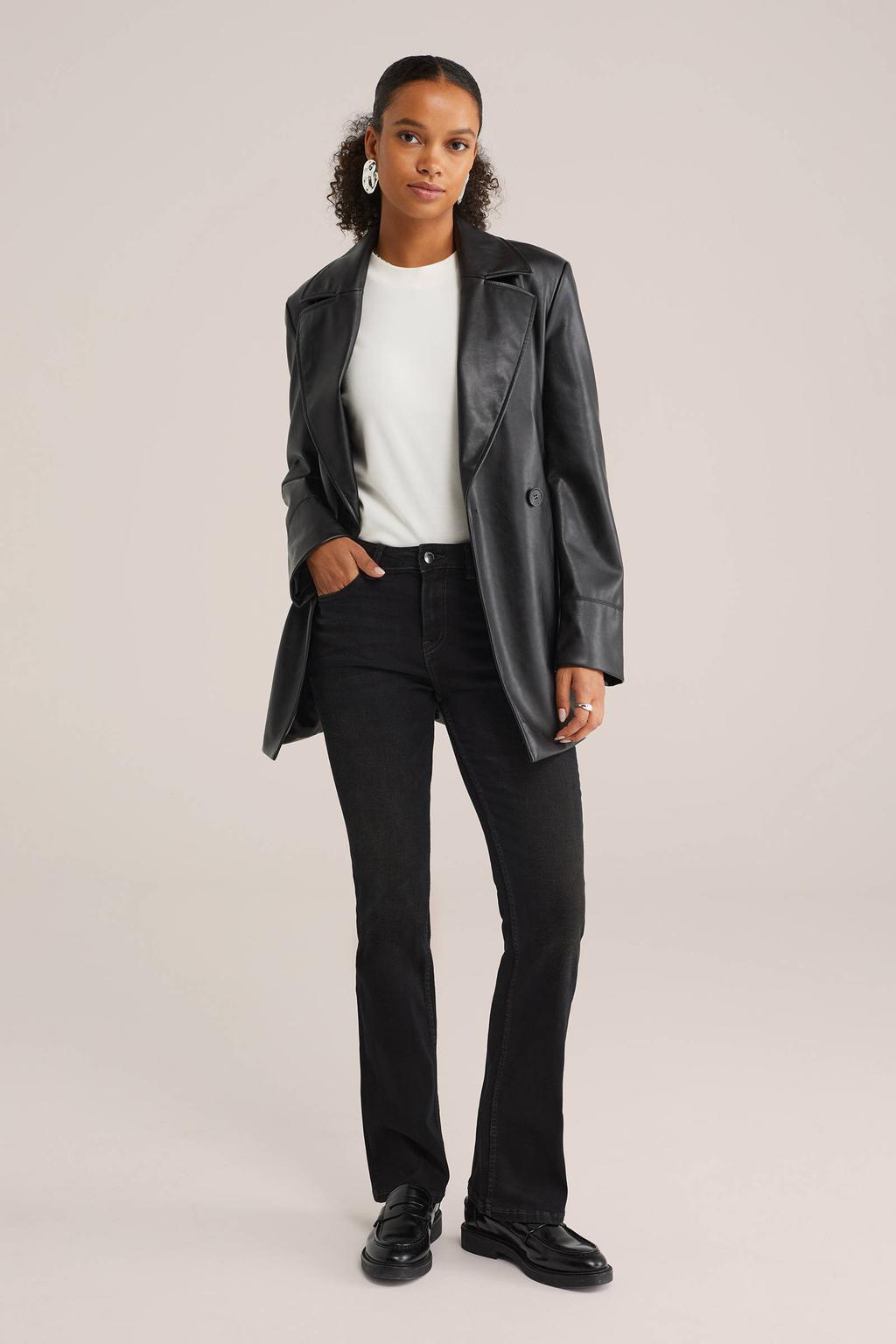 Zwarte dames WE Fashion Blue Ridge flared jeans van denim met regular waist, rits- en knoopsluiting en effen