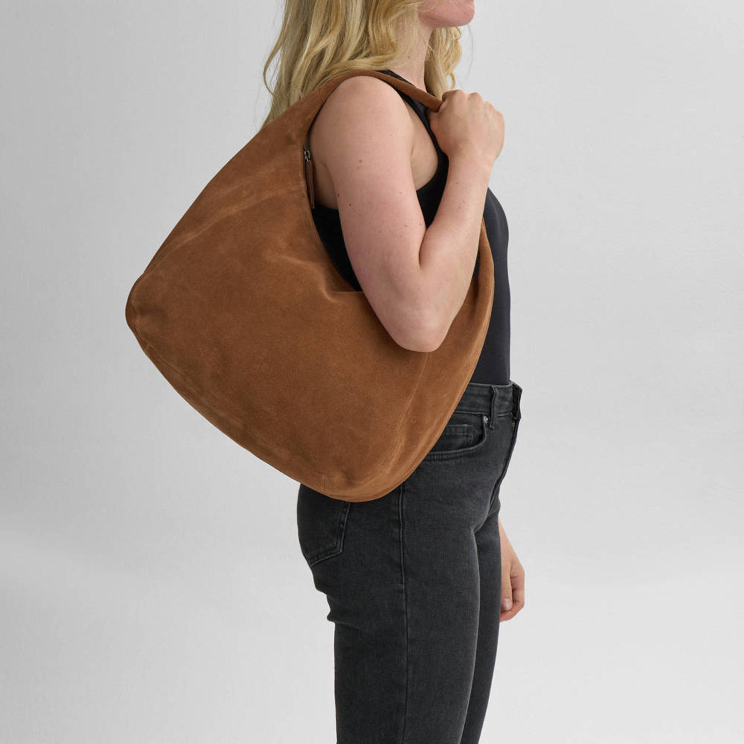 Markberg suede schoudertas Samara bruin