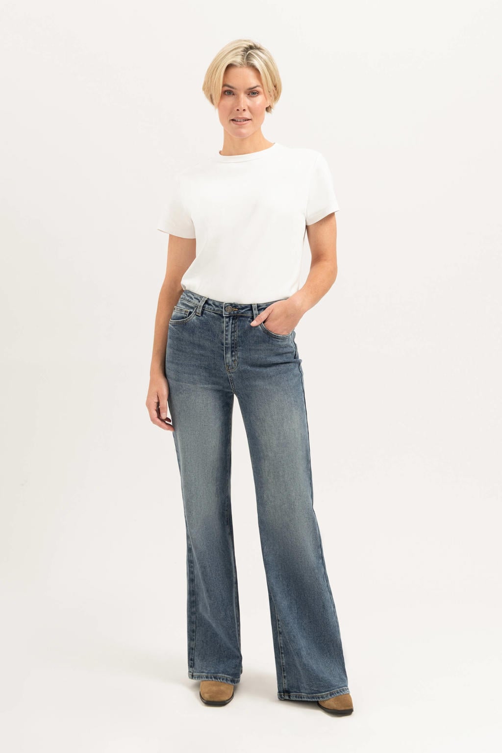 Medium blue denim dames Florez flared jeans van denim met regular waist, rits- en knoopsluiting en effen