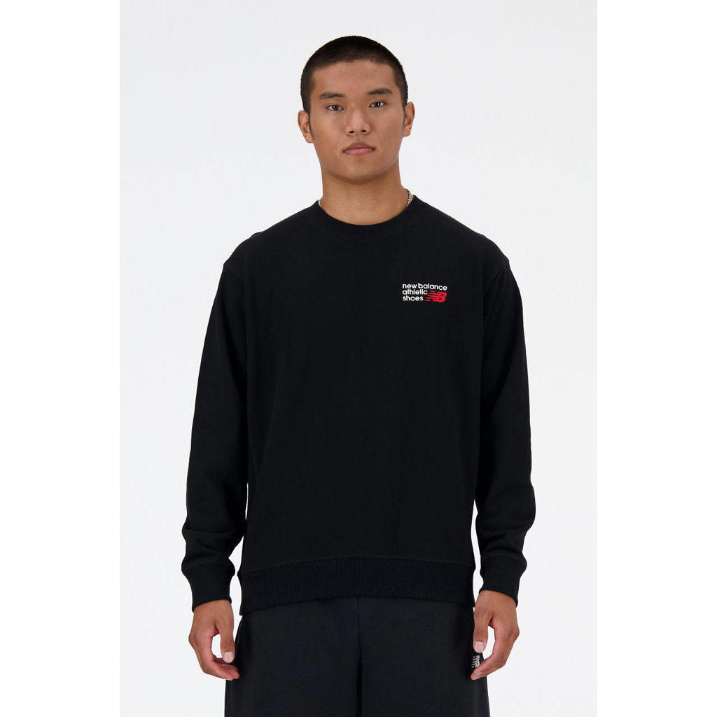 Zwart, rood en witte heren New Balance sweater met logo dessin, lange mouwen en ronde hals