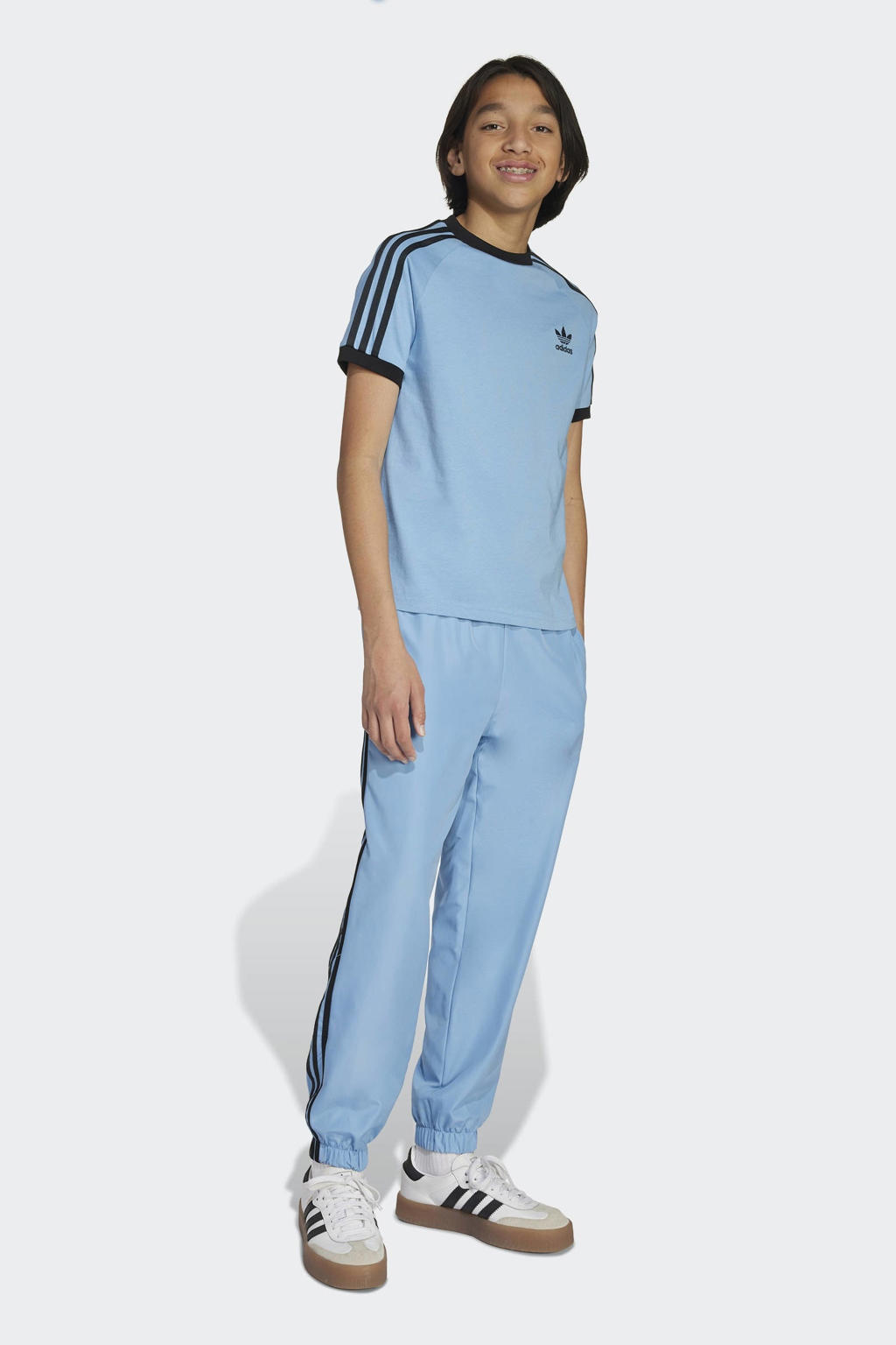 Lichtblauw en zwarte jongens en meisjes adidas Originals T-shirt van katoen met strepenprint, korte mouwen en ronde hals