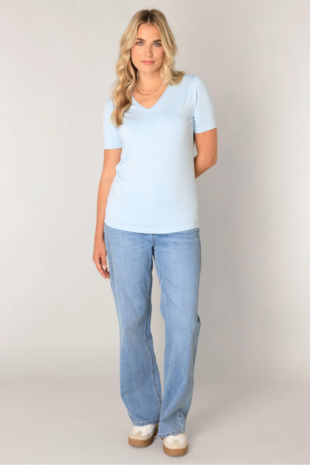 Lichtblauwe dames Base Level T-shirt met effen, korte mouwen en V-hals