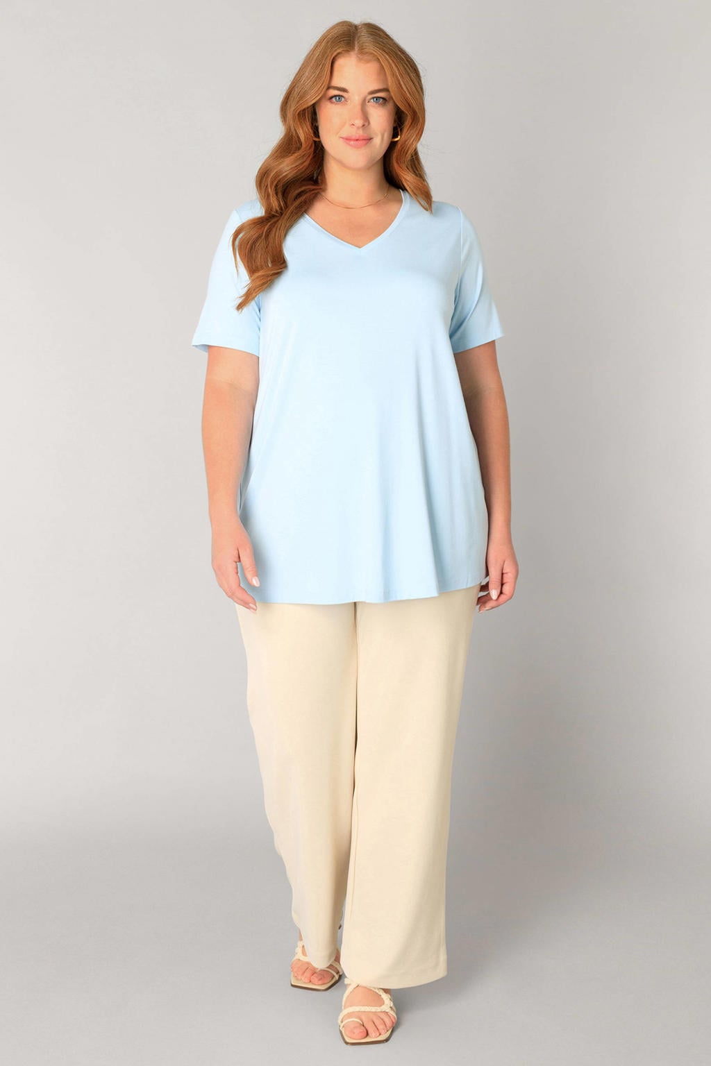 Lichtblauwe dames Base Level Curvy T-shirt met effen, korte mouwen en V-hals