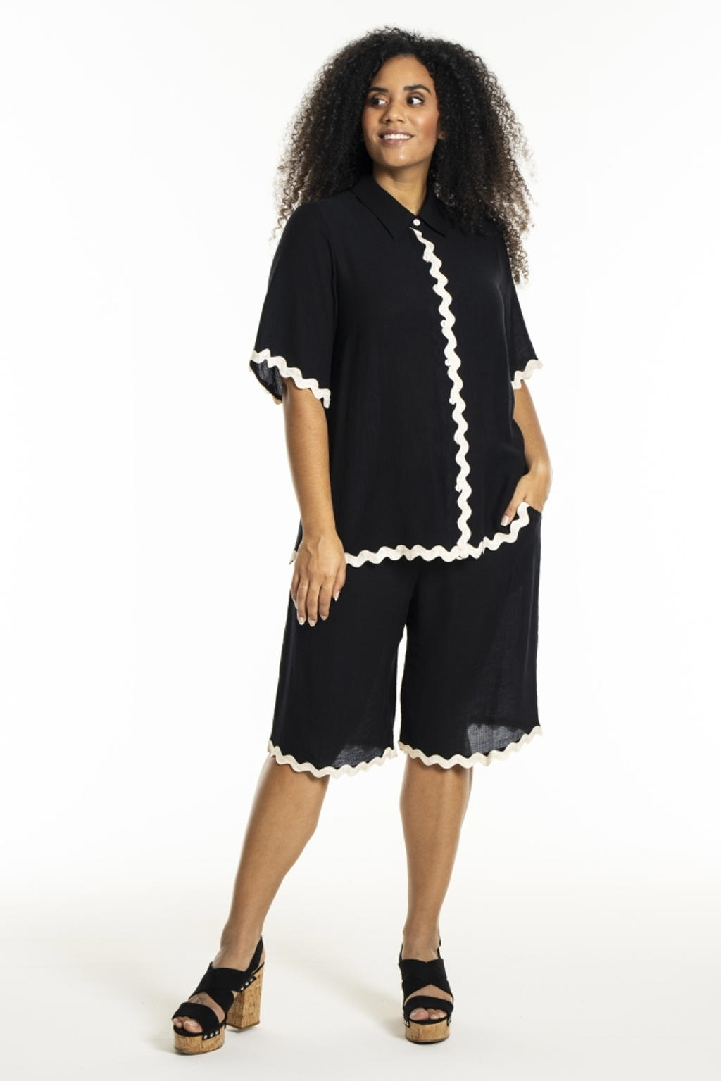 Zwart en witte dames STUDIO blouse van viscose met effen, korte mouwen, klassieke kraag en knoopsluiting