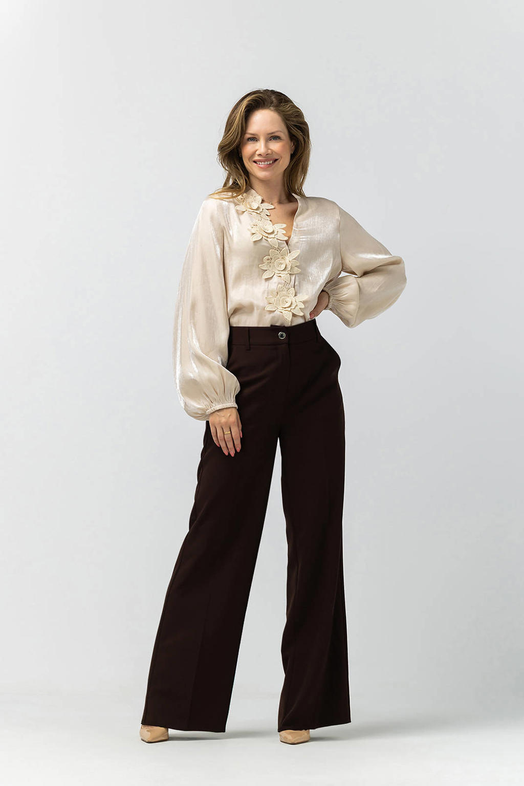 Ecru dames LabeL DOT top van polyester met effen, lange mouwen, klassieke kraag en 3D applicatie