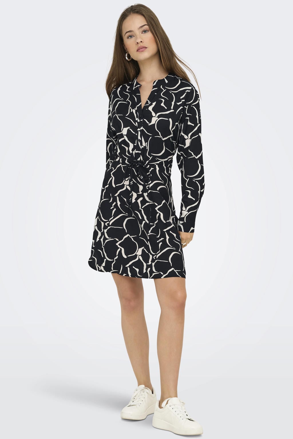 Zwart en witte dames ONLY jurk van polyester met bloemenprint, lange mouwen, mao kraag en knoopsluiting