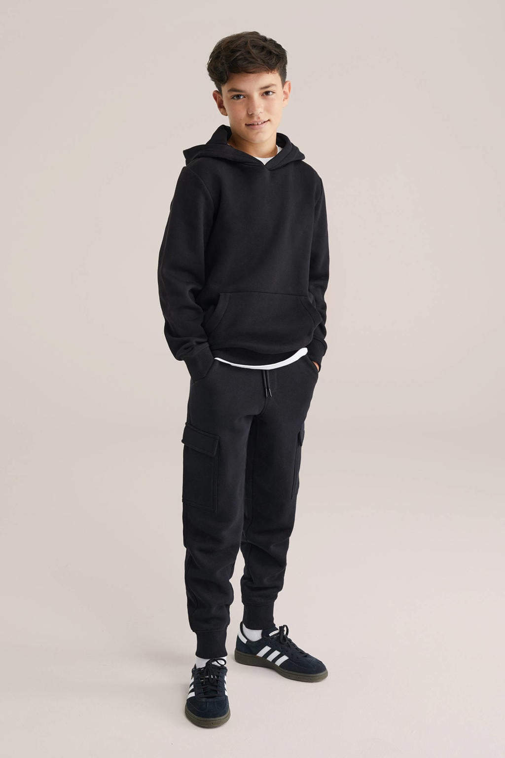 Zwarte jongens WE Fashion Blue Ridge slim fit cargo joggingbroek van katoen met elastische tailleband met koord en effen