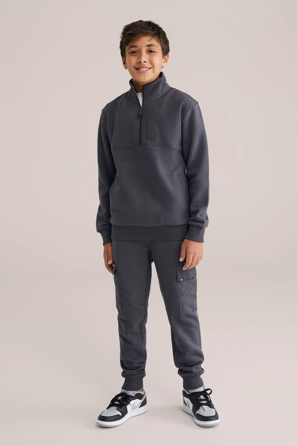 Antraciete jongens WE Fashion Blue Ridge slim cargo broek van sweat materiaal met elastische tailleband met koord en effen