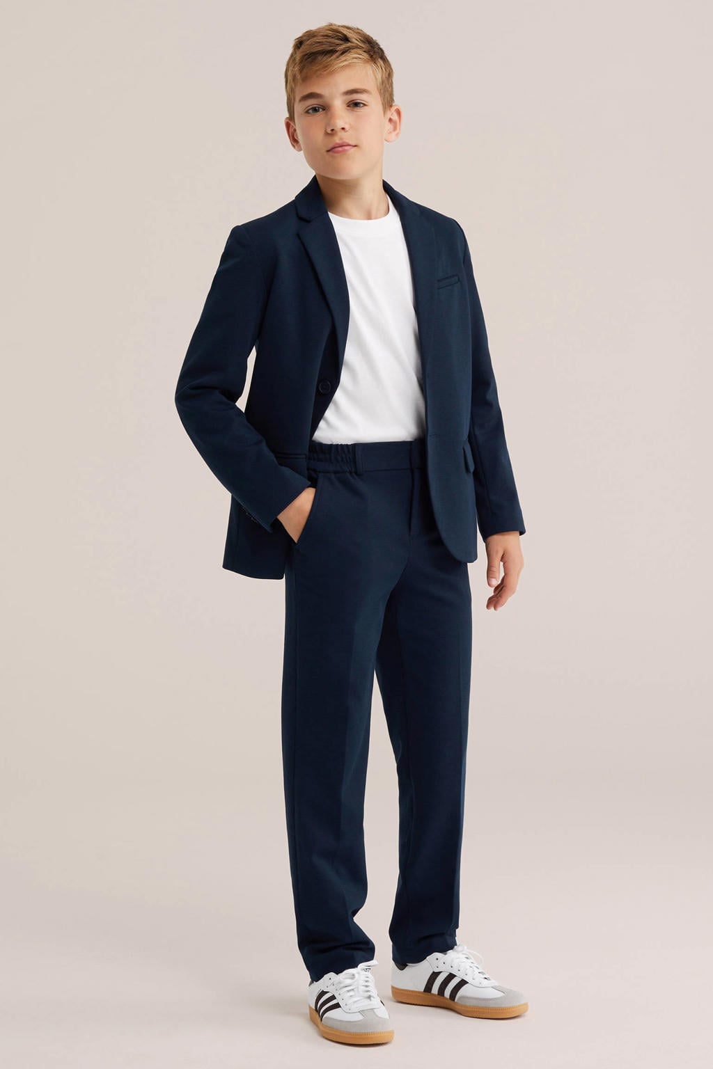 Donkerblauwe jongens WE Fashion pantalon van polyester met tapered fit, rits- en knoopsluiting en effen