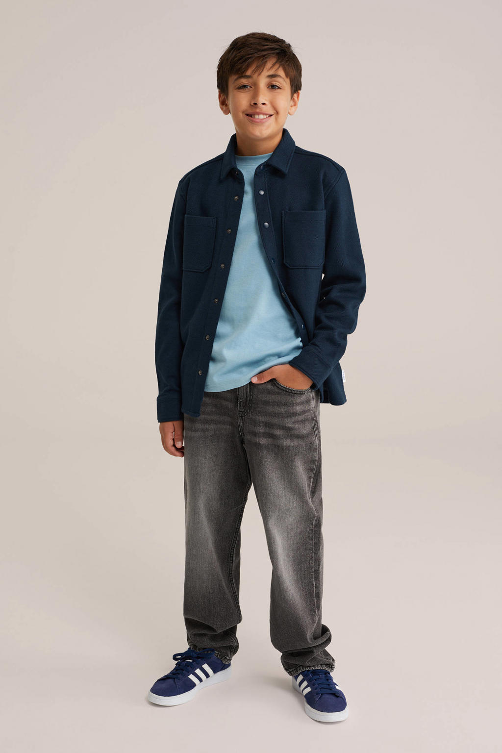 Marineblauw jongens WE Fashion overshirt blauw van katoen met effen, lange mouwen, klassieke kraag en drukknoopsluiting
