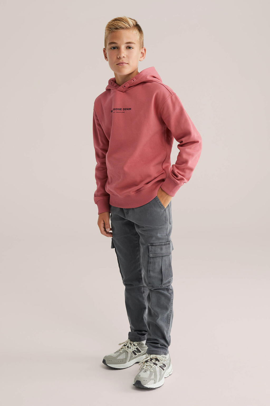Grey denim jongens WE Fashion tapered cargo jeans van katoen met rits- en knoopsluiting en effen