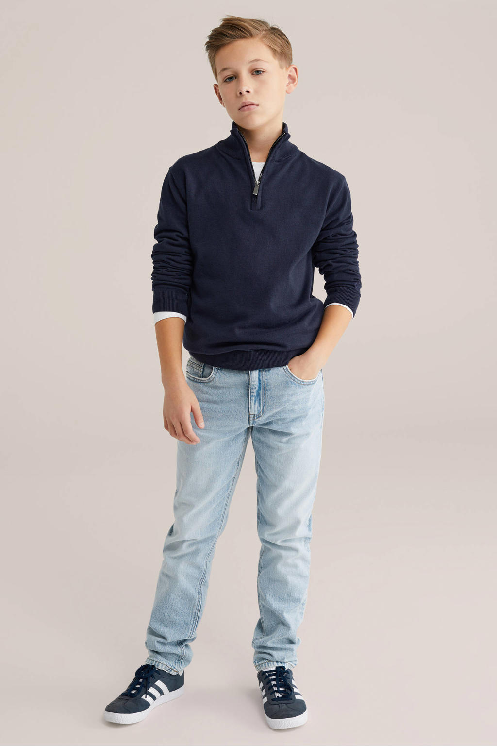 Marineblauw jongens WE Fashion trui blauw fijn gebreid van katoen met effen, lange mouwen, opstaande kraag en halve rits