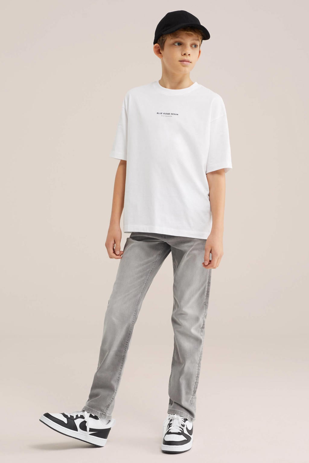 Grey denim jongens WE Fashion Blue Ridge waist tapered jeans van stretchdenim met regular fit, rits- en knoopsluiting en effen