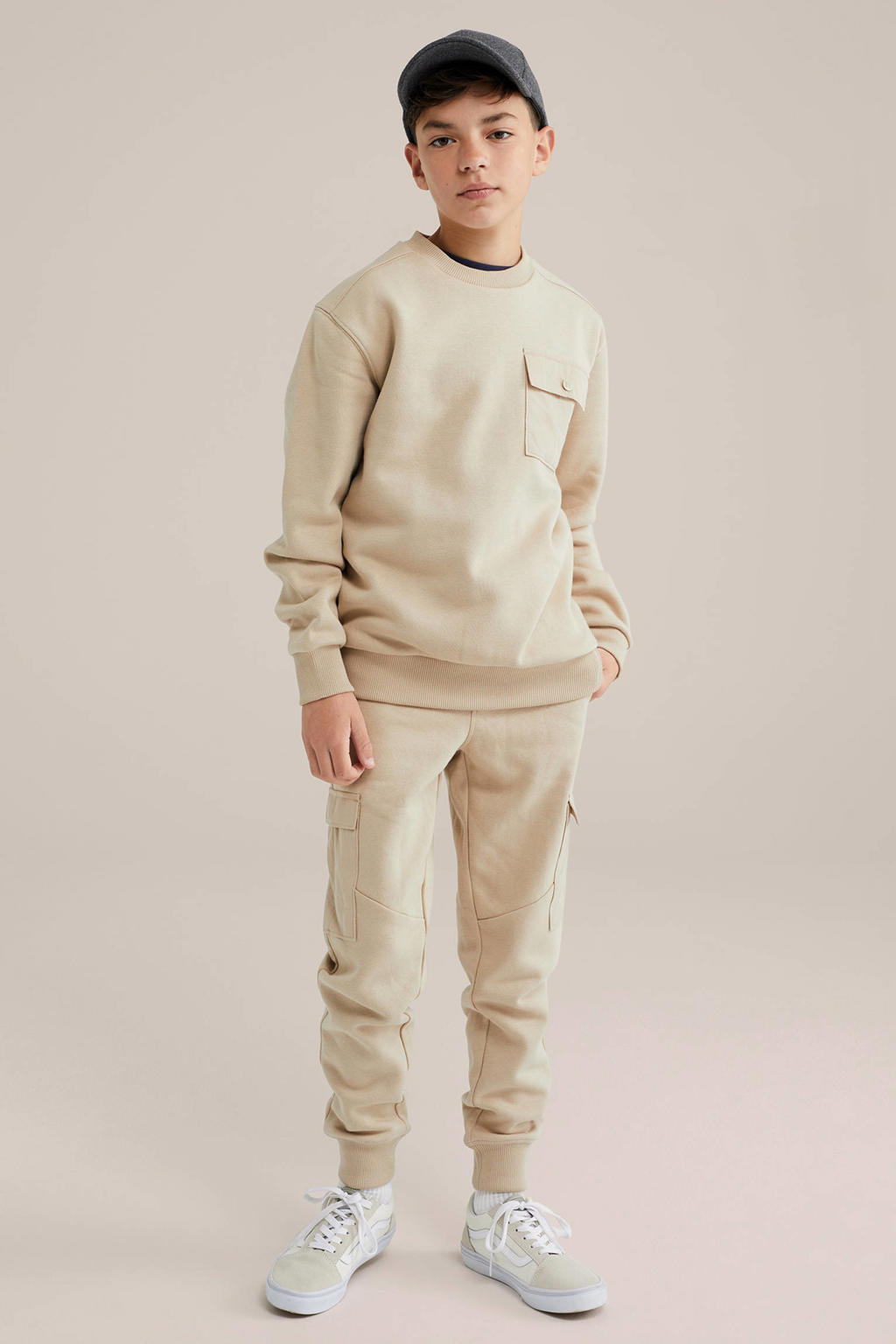 Beige jongens WE Fashion slim cargo broek van sweat materiaal met elastische tailleband met koord en effen