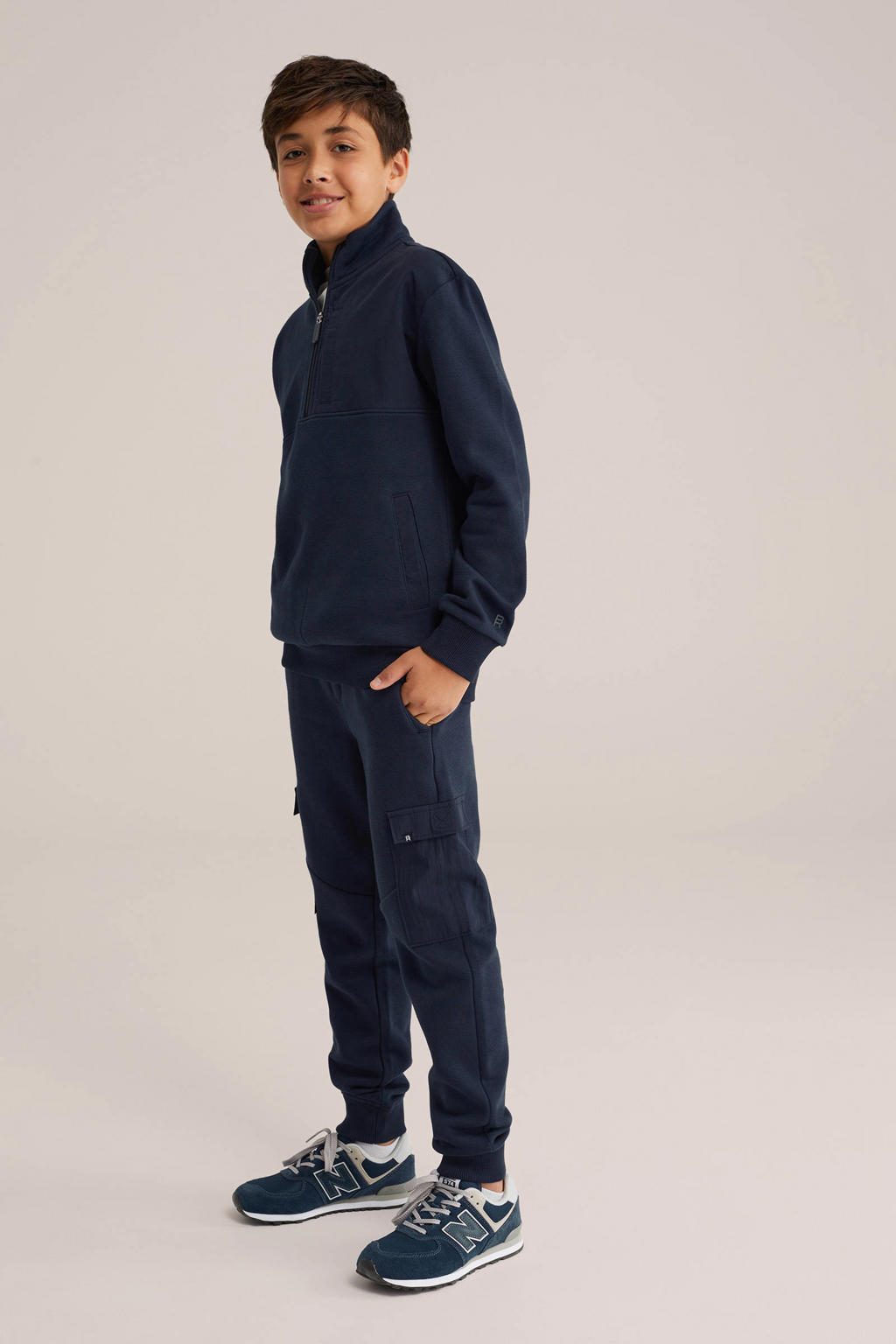 Donkerblauwe jongens WE Fashion Blue Ridge slim cargo broek van sweat materiaal met elastische tailleband met koord en effen