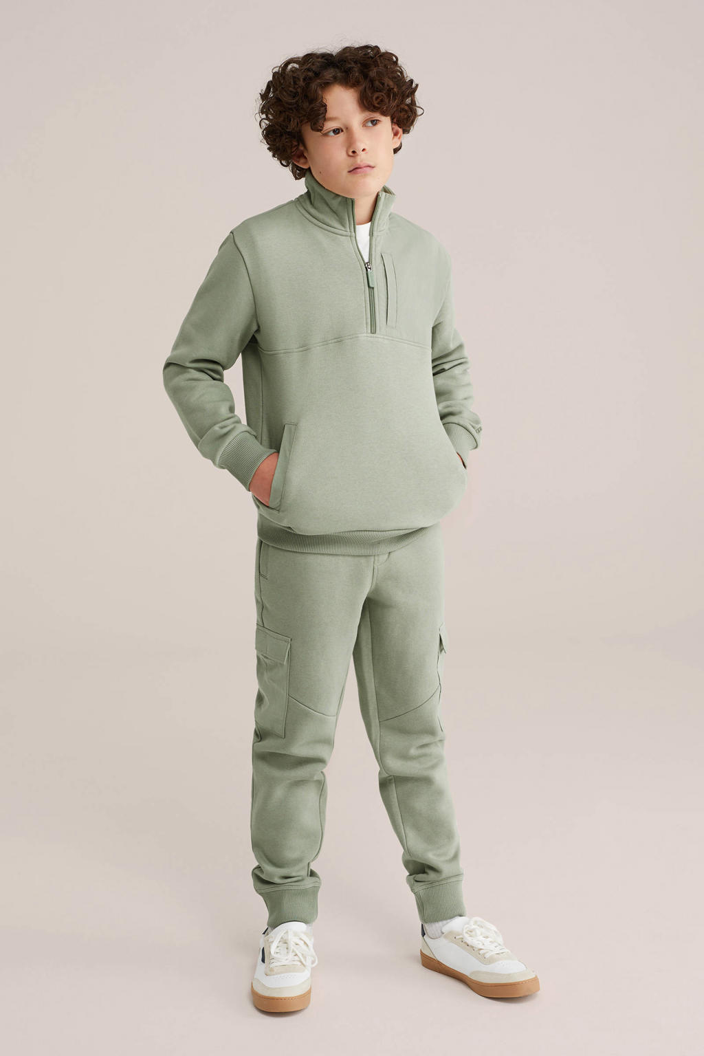 Lichtgroene jongens WE Fashion Blue Ridge slim cargo broek van sweat materiaal met elastische tailleband met koord en effen