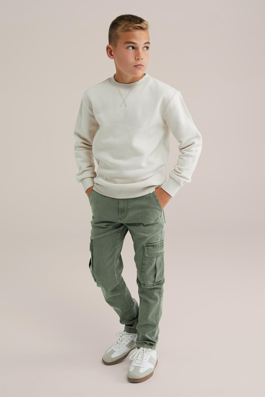 Donkergroene jongens WE Fashion Blue Ridge tapered cargo jeans van katoen met rits- en knoopsluiting en effen