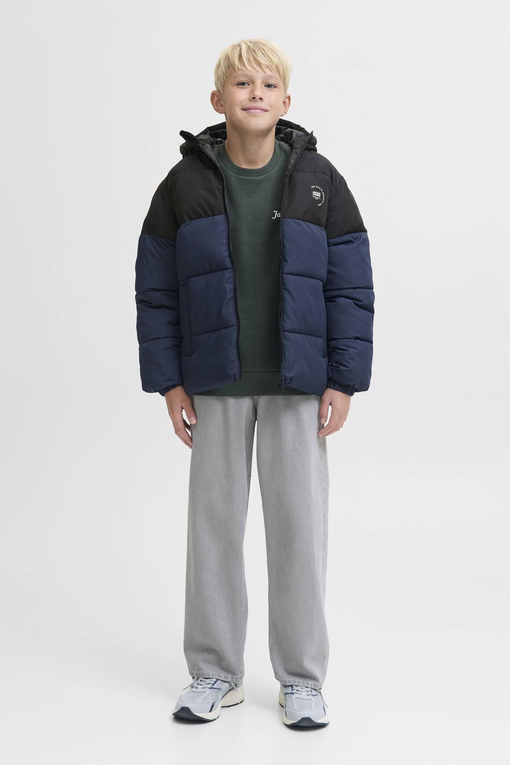 Donkerblauwe jongens JACK & JONES JUNIOR gewatteerde jas van polyester met printopdruk, lange mouwen, capuchon, ritssluiting en gebreide details