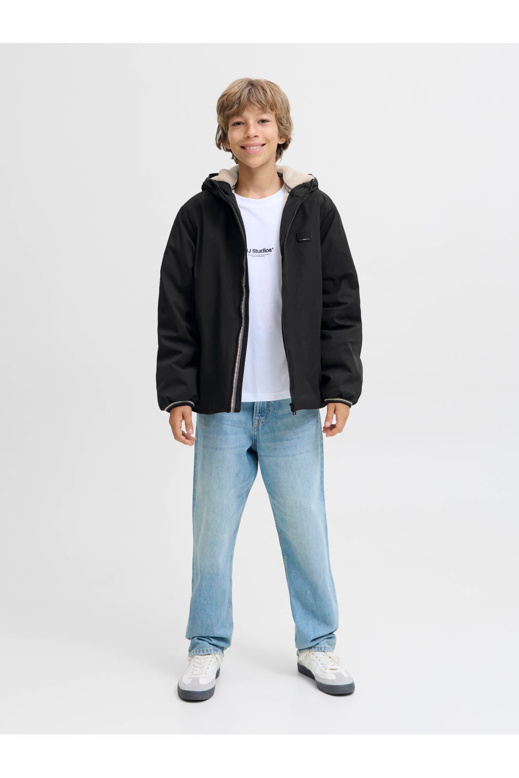 Zwarte jongens JACK & JONES JUNIOR gewatteerde jas van polyester met effen, lange mouwen, capuchon, ritssluiting en gebreide details