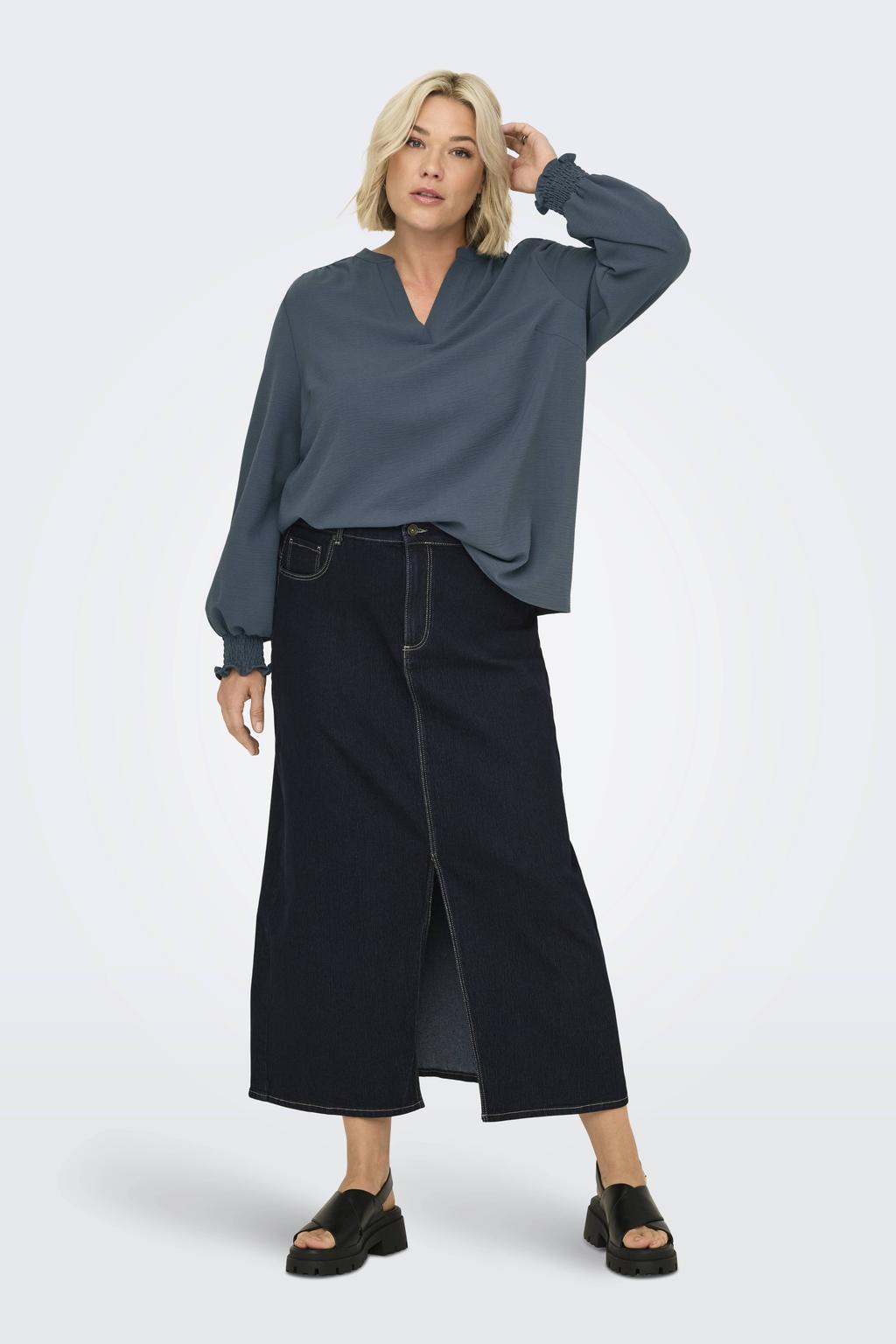 Grijsblauwe dames ONLY CARMAKOMA top van polyester met effen, lange mouwen, V-hals en geweven detail