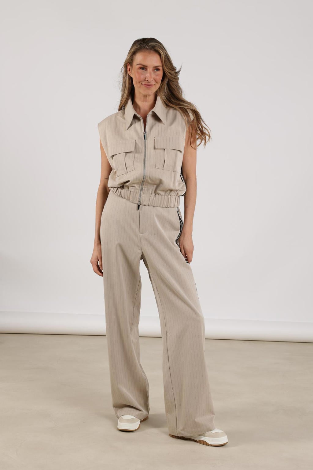 Zandkleurige dames NUKUS straight regular waist pantalon van polyester met elastische tailleband met koord en krijtstreepprint