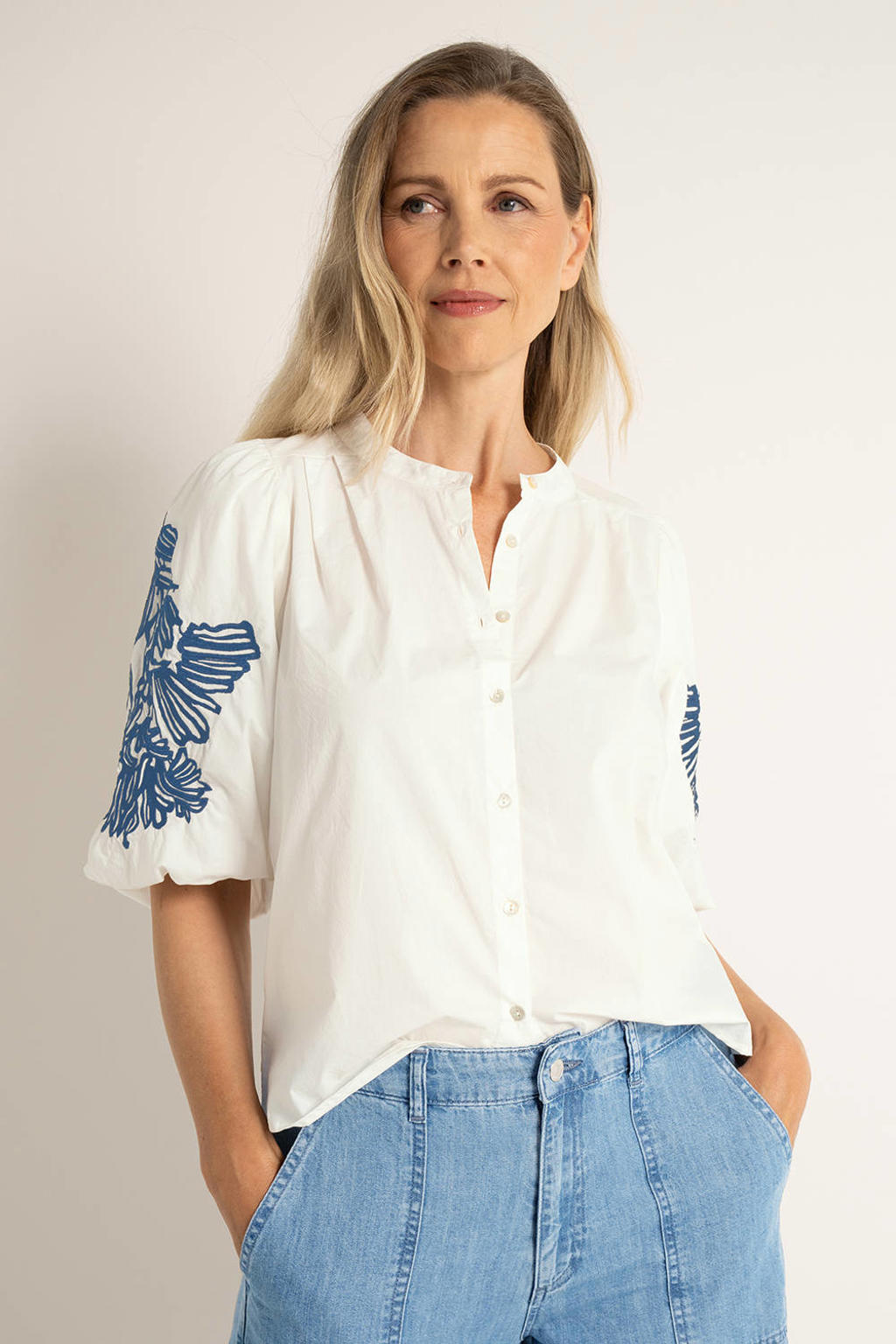 Wit en donkerblauwe dames CLAUDIA BY CLAUDIA STRÄTER blouse van katoen met half lange mouwen, klassieke kraag, knoopsluiting en borduursels