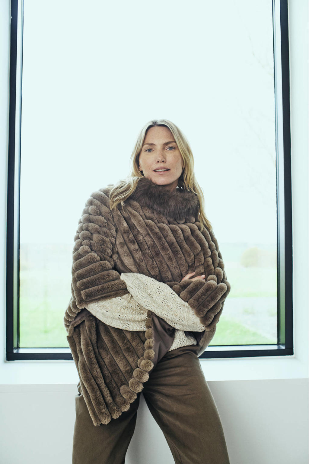Bruine dames FREEQUENT poncho van polyester met effen en imitatiebontkraag