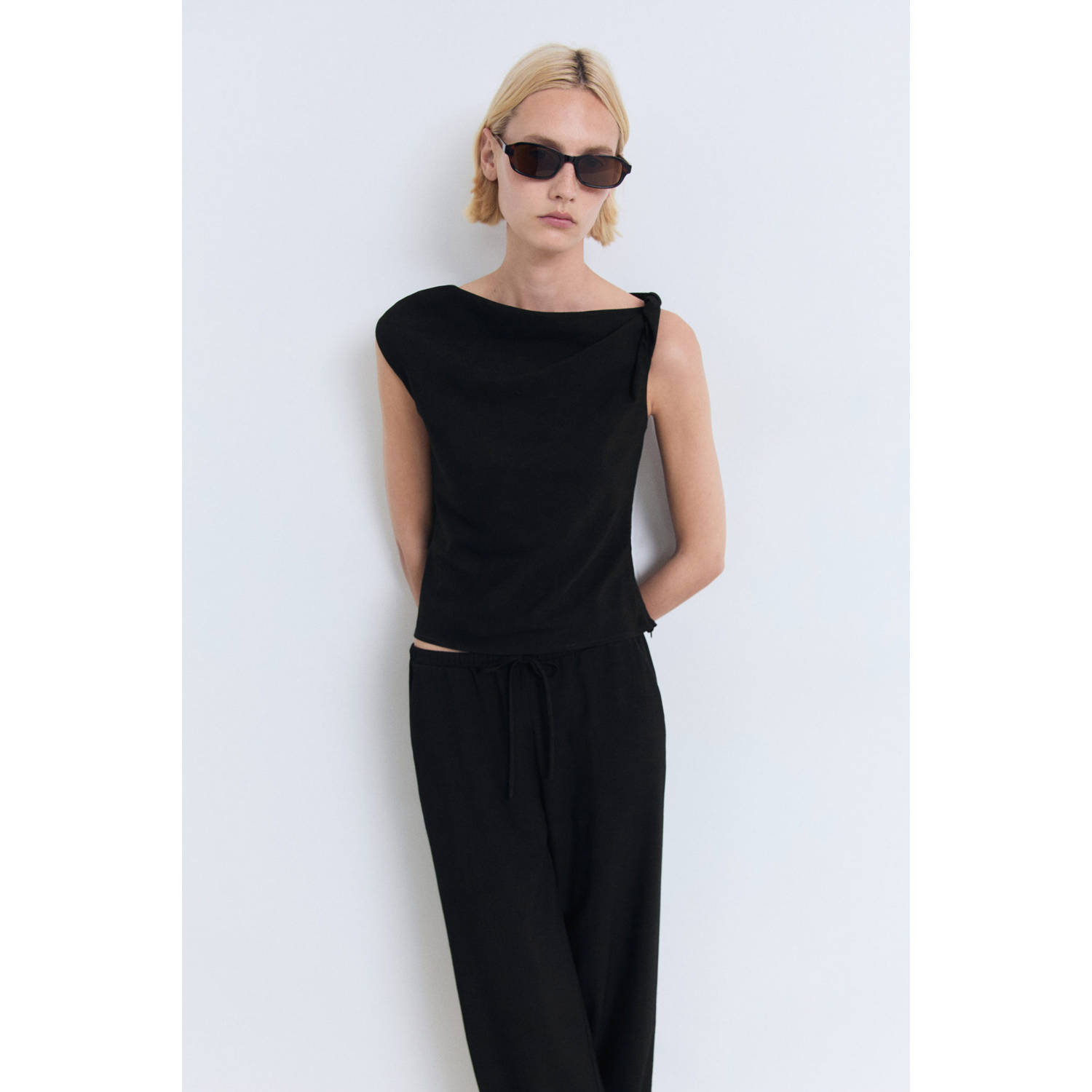 Mango wide leg regular waist casual broek zwart