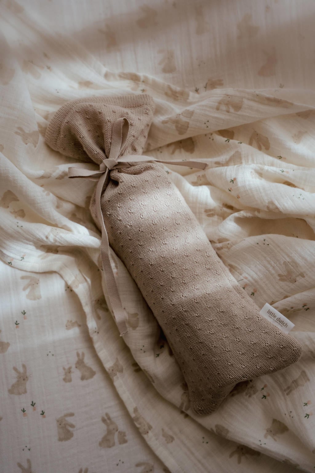 Little Dutch gebreide kruikenzak Pure Soft Beige