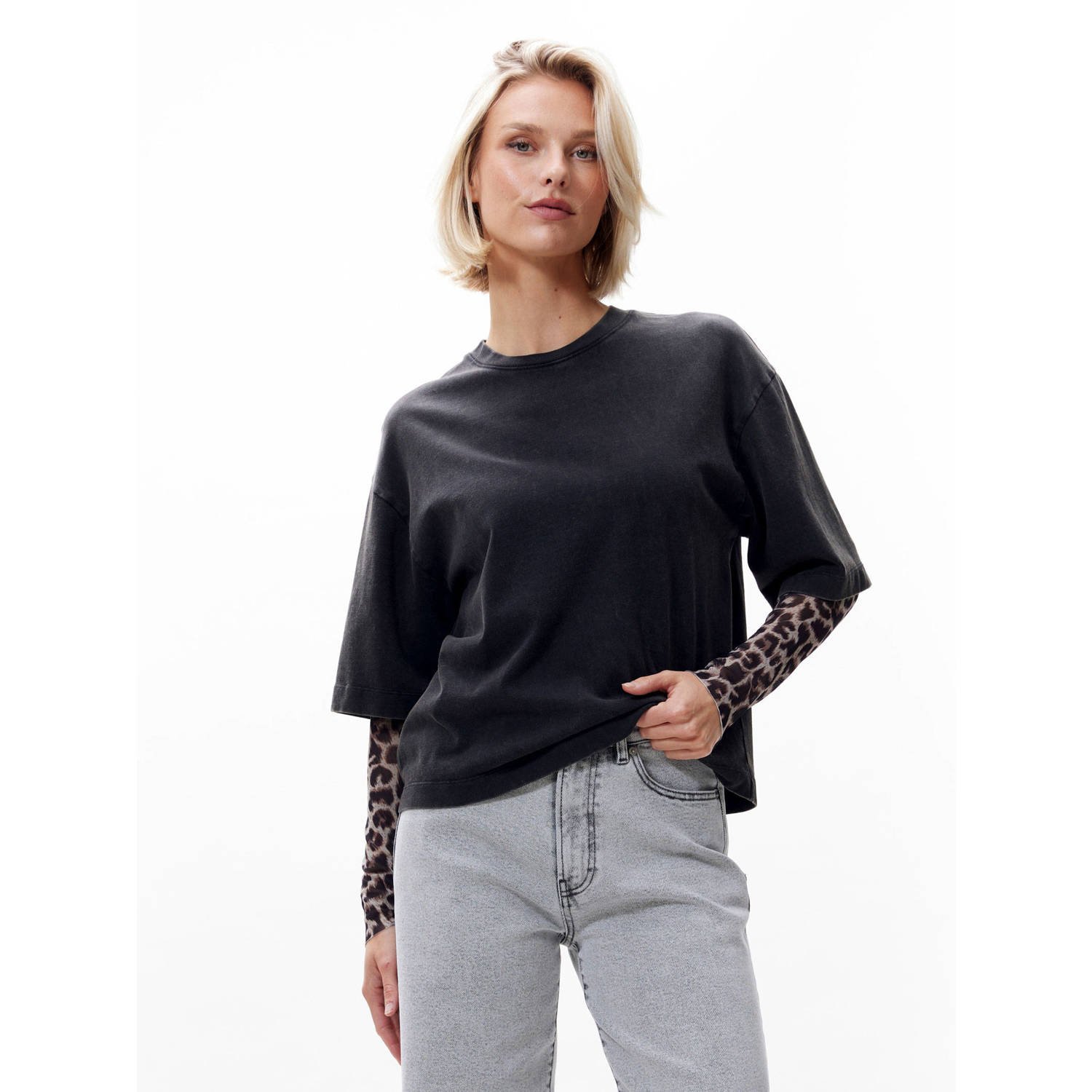 CATWALK JUNKIE Dames Tops & T-shirts Loose Fit Tshirt With Leopard Mesh Sleeves Zwart