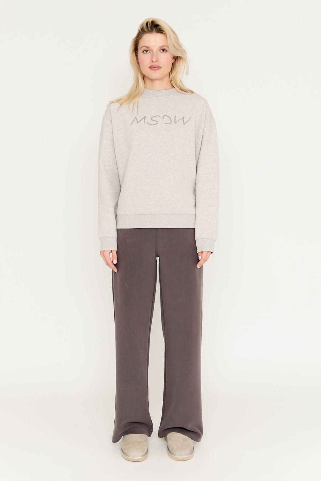 Zandkleurige dames Moscow sweater van katoen met tekst print, lange mouwen, ronde hals en geribde boorden