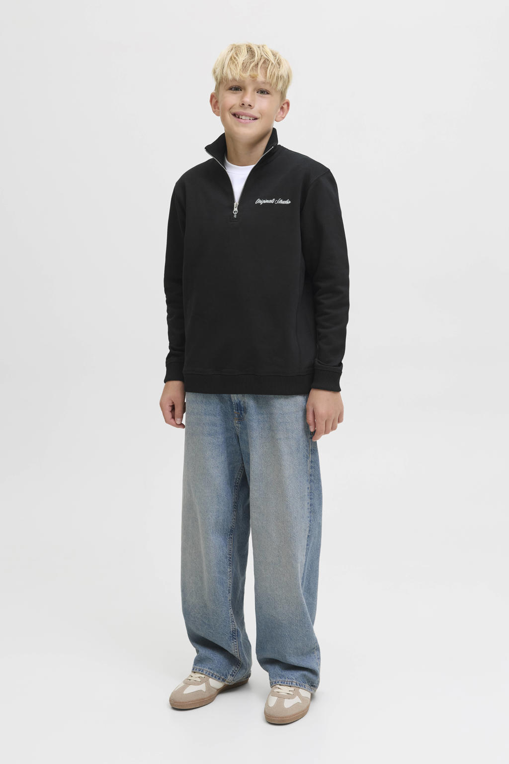 Zwarte jongens JACK & JONES JUNIOR sweater met tekst print, lange mouwen, opstaande kraag, halve rits en geribde boorden