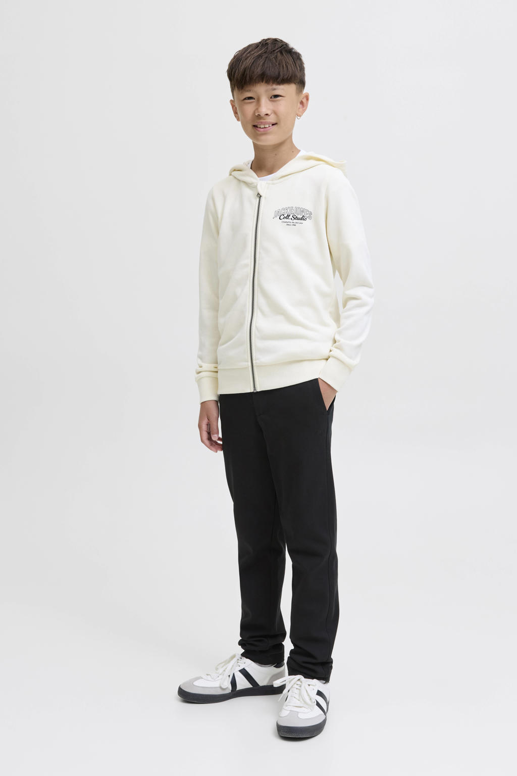 Zwarte jongens JACK & JONES JUNIOR tapered casual broek van sweat materiaal met regular waist, rits- en haaksluiting en effen