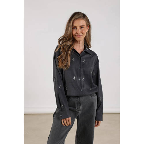 NUKUS blouse antraciet met parels afbeelding