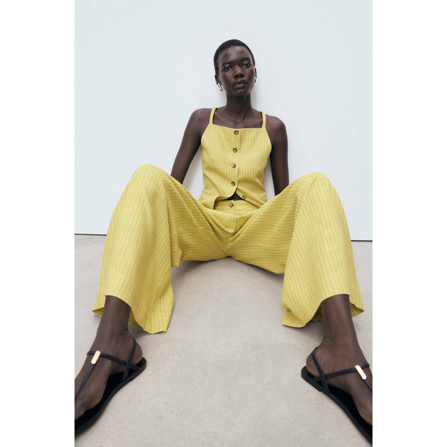 Mango wide leg regular waist broek geel