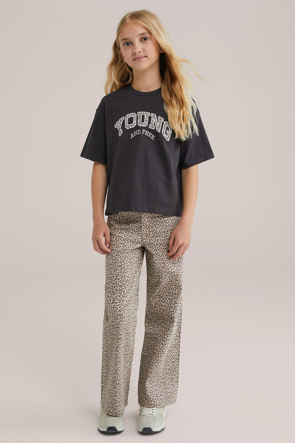 Beige, bruin en ecru meisjes WE Fashion Blue Ridge wide leg broek van katoen met rits- en knoopsluiting en dierenprint