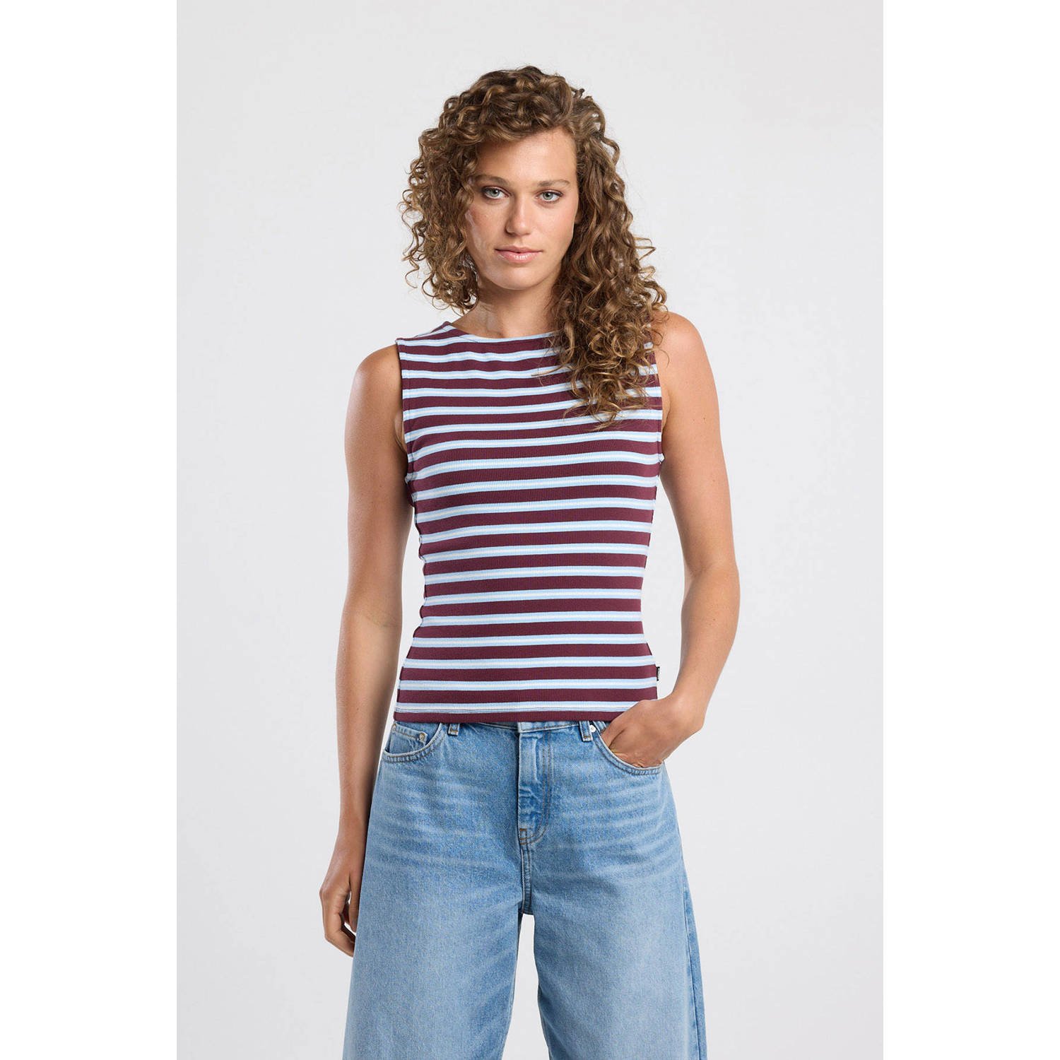 America Today mouwloze top donkerrood