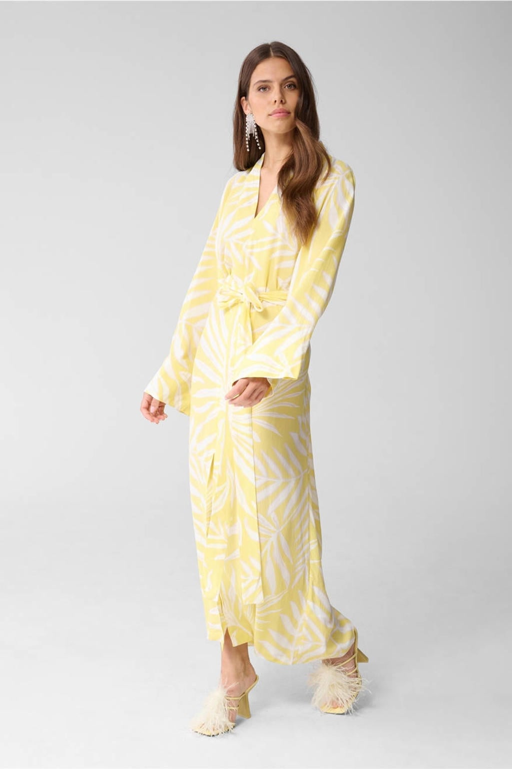Geel en witte dames Shoeby maxi jurk van viscose met lange mouwen, V-hals en knoopsluiting
