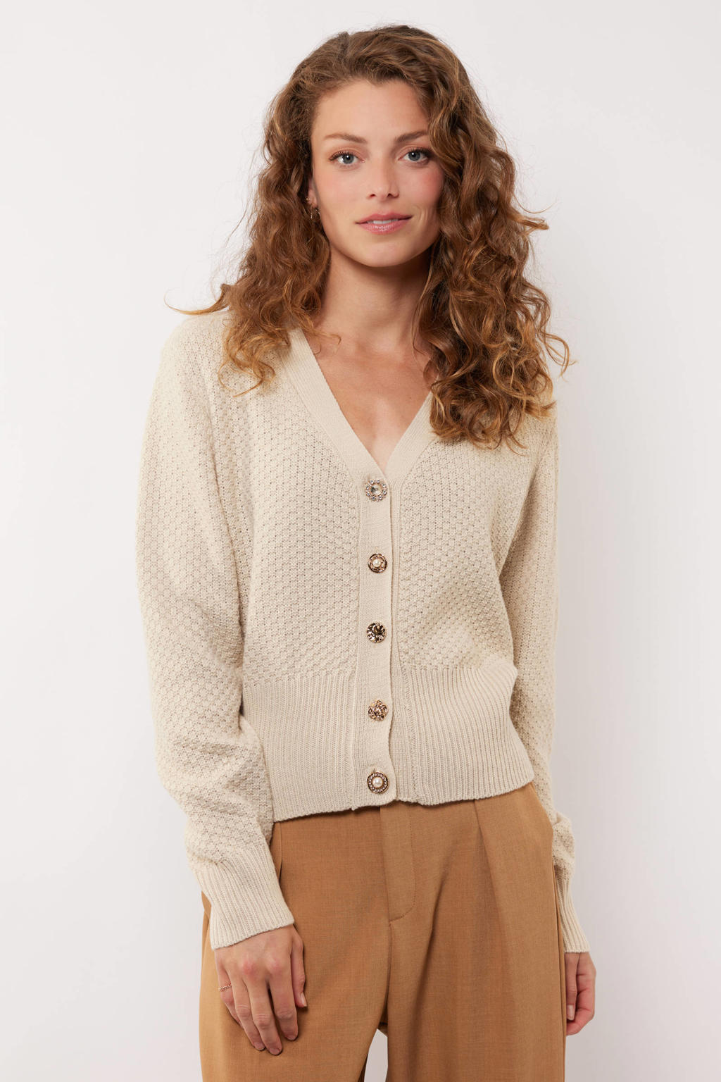 Zandkleurige dames G-maxx X Froukje vest grof gebreid van acryl met effen, lange mouwen, V-hals en knoopsluiting